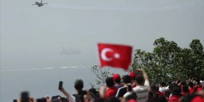 SOLOTÜRK, Şehitler Abidesi semalarında gösteri uçuşu yaptı