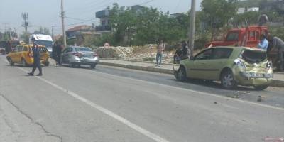 Foça'da 4 aracın karıştığı kazada 2 kişi yaralandı