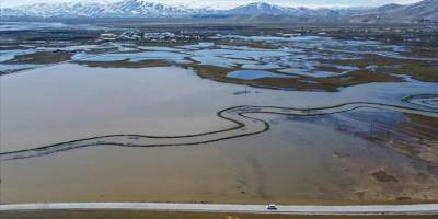 Van'da karların erimesiyle Çaldıran Ovası'nda araziler su altında kaldı