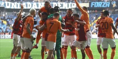 Lider Galatasaray'dan "Rekorlar gecesi"nde şampiyonluk yolunda kritik galibiyet