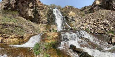 Kars'taki Susuz Şelalesi'nin debisi kar sularıyla yükseldi