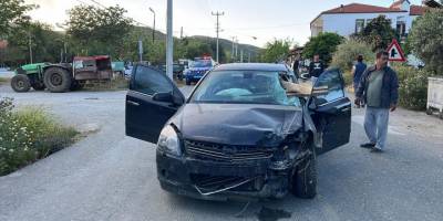 Muğla'da 4 motosiklet ve kamyonete çarpan otomobildeki 2 kişi yaralandı