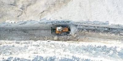 Ağrı'da ekipler dozerin boyunu aşan kar kütleleriyle mücadele ediyor