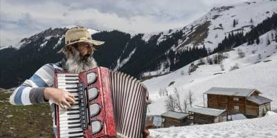 Şavşat'ın kar altındaki Maden köyü baharı bekliyor