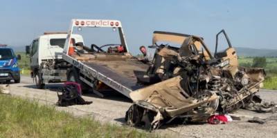 Balıkesir'de tırla çarpışan otomobildeki 2 kişi öldü