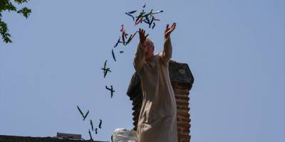 Manisa'da yaklaşık 7 ton mesir macunu halka saçıldı