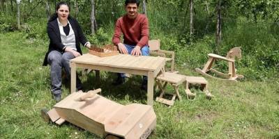 Makine mühendisi çift ahşap oyuncak üretiyor
