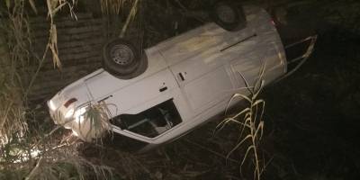 İzmir'de su kanalına devrilen minibüsün sürücüsü yaralandı