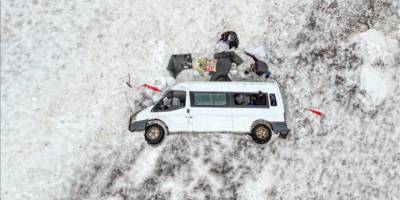 Yaklaşık 4,5 aydır kar altında kalan minibüsünü çıkaracağı günü bekliyor