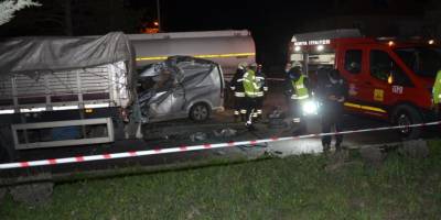 Minibüs tıra arkadan çarptı: 1 ölü