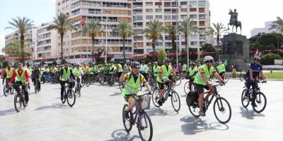 İzmir'de sağlıklı yaşam için bisiklet turu düzenlendi