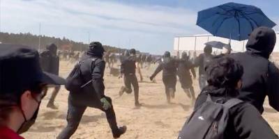 Almanya'da Tesla'nın giga fabrikasını genişletme planına tepki gösteren grup fabrika sahasına girdi