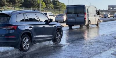 E-5 yan yolda patlayan kanalizasyon hattının kokusu çevrede rahatsızlık uyandırıyor