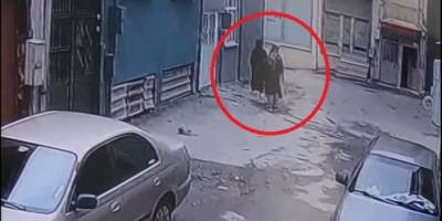 Kadın hırsızlar kredi kartı ile girdikleri evden servet götürdü