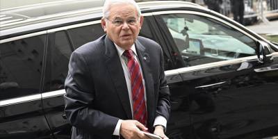 Rüşvet ve yolsuzlukla suçlanan ABD'li Senatör Menendez'in yargılanmasına başlandı