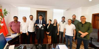 Fethiye Beşiktaş Taraftarlar Derneği'nden Belediye Başkanı Karaca'ya ziyaret