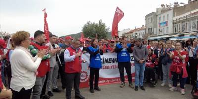 Foça'da bir grup belediye çalışanı maaş eylemi yaptı