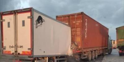 İzmir'de kamyonetle tır çarpıştı: 1 ölü, 2 yaralı