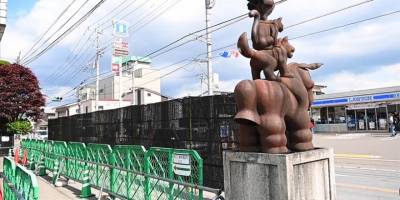 Fuji Dağı'na nazır fotoğraf noktasına turist akınını engellemek amacıyla branda çekildi