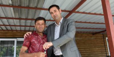 Germencik'te eşini de kaybettiği yangın nedeniyle evsiz kalan kişiye konteyner ev verildi