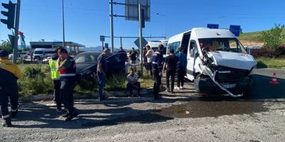 Bingöl'de işçi servisi ile otomobil çarpıştı, 10 kişi yaralandı