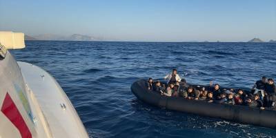 Bodrum açıklarında sürüklenen bottaki 32 düzensiz göçmen kurtarıldı