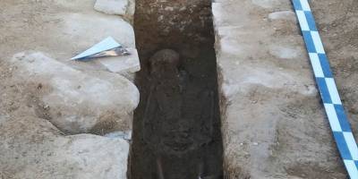 Manisa'da bir çiftçi tarlasını sürerken lahit buldu