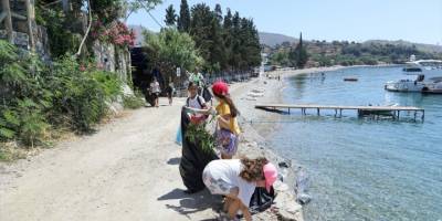 Bodrum'da öğrenciler Mazı sahilini temizledi