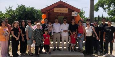 Seferihisarlı öğrenciler lösemili çocuklar için ahşaptan otobüs durağı yaptı