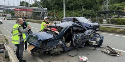 Rize'de otomobilin bariyerlere çarptığı kazada 3 kişi öldü, 2 kişi yaralandı