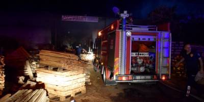 Manisa'da palet imalathanesinde çıkan yangın söndürüldü