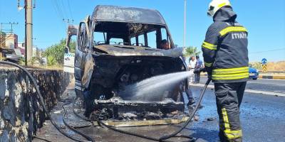 Turgutlu'da minibüste çıkan yangın söndürüldü