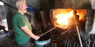 Hatay'da demirci ustaları bayramda kepenklerini kelle ütmek için açtı