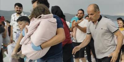 Salda Gölü'nde deniz simidiyle sürüklenen çocuğu tatilci kurtardı