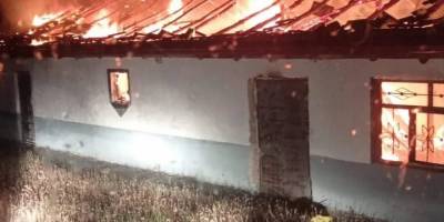 Afyonkarahisar'da boş besihaneye yıldırım düşmesi sonucu yangın çıktı