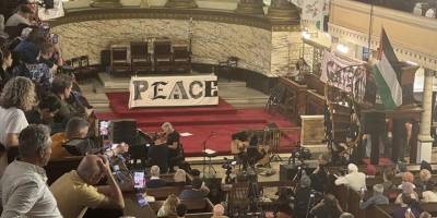 Pink Floyd grubunun kurucularından Roger Waters, Filistin’e destek için sahneye çıktı