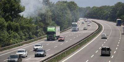 Dönüş yolundaki tatilcilerin Anadolu Otoyolu'ndan geçişleri sürüyor