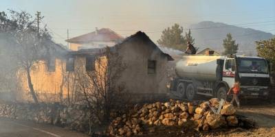 Uşak'ta orman yangınına müdahale ediliyor