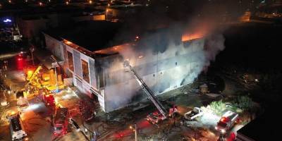 Aydın'da otluk alanda başlayan ve bir fabrikaya sıçrayan yangına müdahale ediliyor