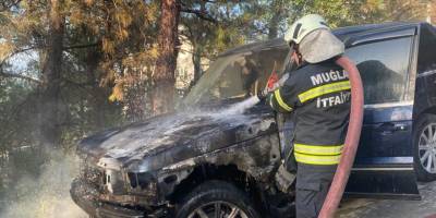 Muğla'da yanan otomobilden ormanlık alana sıçrayan yangın söndürüldü
