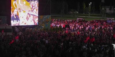 Vatandaşlar, Türkiye - Çekya maçını kurulan dev ekranlardan izledi