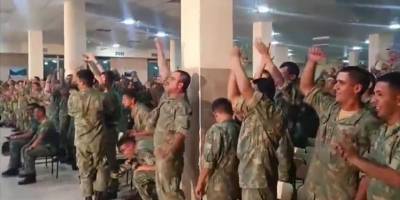 Azerbaycan askerleri Türkiye-Çekya maçını coşkuyla takip etti