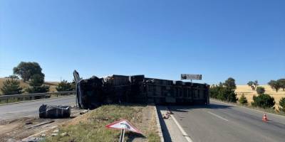 Afyonkarahisar'da refüje devrilen tırın sürücüsü yaralandı