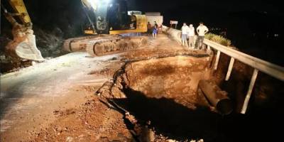Bodrum'da içme suyu isale hattındaki patlama nedeniyle yol çöktü