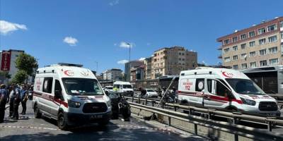 Avcılar'da otomobilin kaldırımdaki yayalara çarpması sonucu 5 kişi yaralandı