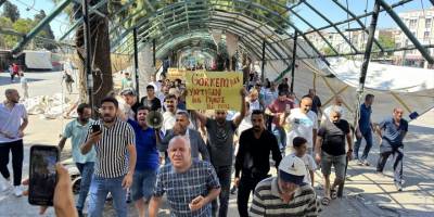 Buca'da pazarcılar yeni pazar yerinde alanlarının küçültülmesine tepki gösterdi