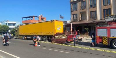 Çanakkale'de otomobile ve park halindeki tıra çarpan kamyonetteki 2 kişi öldü