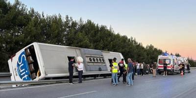 Uşak'ta yolcu otobüsünün devrilmesi sonucu 11 kişi yaralandı