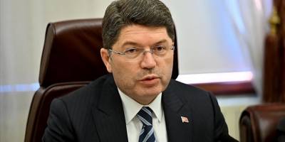 Adalet Bakanı Tunç, Türk bayrağına saldırılarda bulunulmasıyla ilgili resen soruşturma başlatıldığını bildirdi