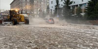Erzurum'da şiddetli sağanak taşkına neden oldu